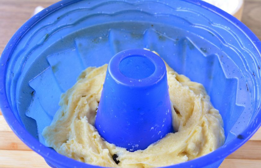 1. Этап. Кекс с творожным сыром: Выложите тесто в форму для запекания.