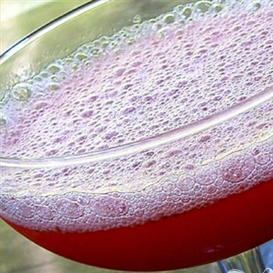 1. Этап. Клубничный Дайкири: 5. Разлейте готовый Дайкири по бокалам, и не спеша наслаждайтесь коварством и нежностью напитка.