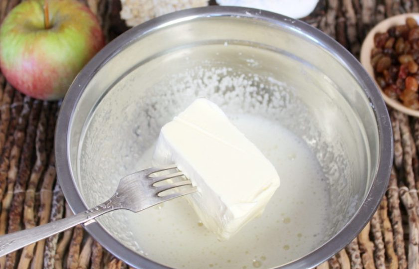 1. Этап. Овсяное печенье с изюмом и яблоками: Кладем мягкое масло.