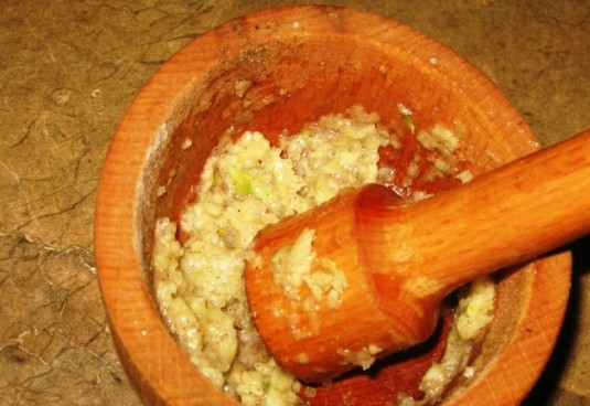 1. Этап. Щи боярские: Еще необходимо чеснок растереть с солью и тоже добавить в горшок. Накрываем горшок крышкой и отправляем в духовку на 1 час при температуре 160 градусов.