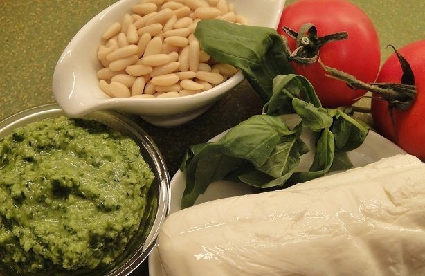 1. Этап. Томаты с моцареллой: Подготовим все необходимые ингредиенты для приготовления этой великолепной итальянской закуски.