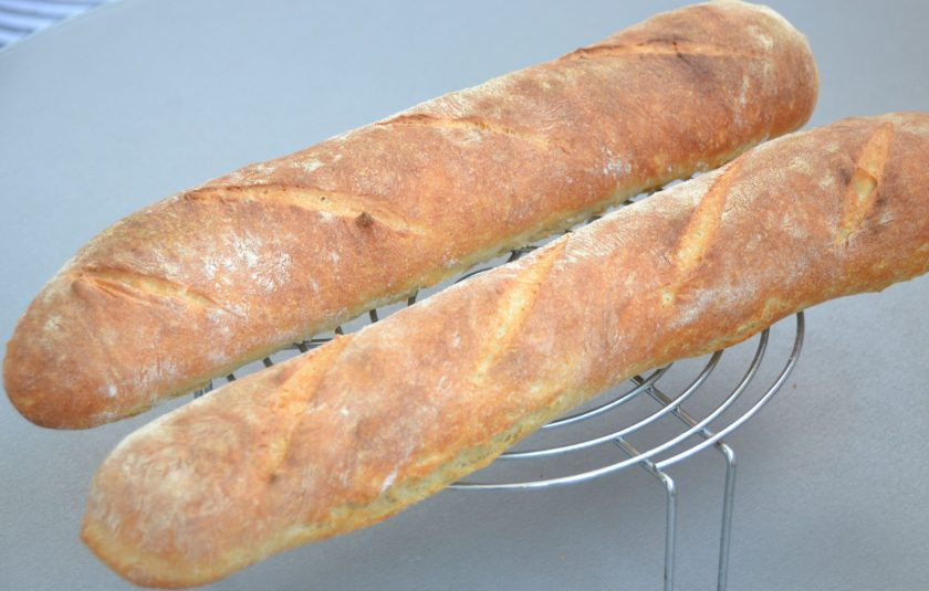 1. Этап. Пшеничный багет: Готовые багеты охладите на решетке.