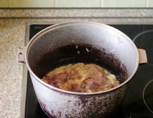 1. Этап. Шурпа из оленины: Мясо нарезать на порционные куски и обжарить в кастрюле вместе с луком.