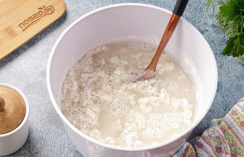 1. Этап. Дрожжевые беляши на воде: Перемешайте и влейте воду.