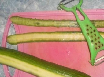 1. Этап. Салат с креветками и китайской капустой: Часть огурца я использую для декора, а часть пойдет в салат. Обычной овощечисткой я нарезал из кожицы огурца тонкие полоски. На две порции салата хватит 6-7 полосок.