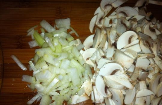 1. Этап. Говядина в сливочно-грибном соусе: Пока приготовьте соус. Шампиньоны помойте и мелко нарежьте. Лук почистите и измельчите.