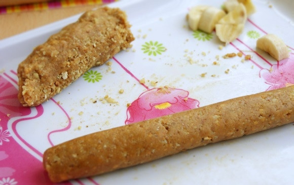 1. Этап. Конфеты с банановой начинкой: 8. Еще раз скатываю колбаску (на этот раз уже с начинкой).