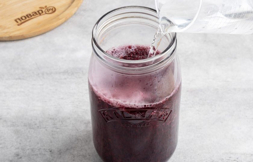 1. Этап. Свекольный квас для борща: Влейте теплую воду.