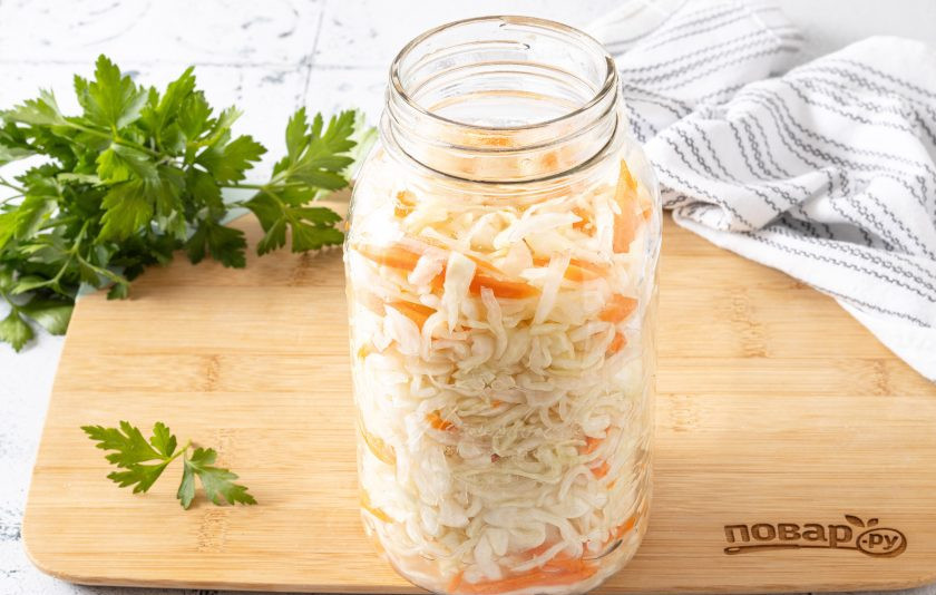 1. Этап. Квашеная салатная капуста: Затем переложите капусту в чистую банку. Укладывать нужно не слишком плотно, так капуста останется хрустящей. Вся капуста должно быть покрыта соком, если нет, то долейте холодной кипяченой воды в банку.