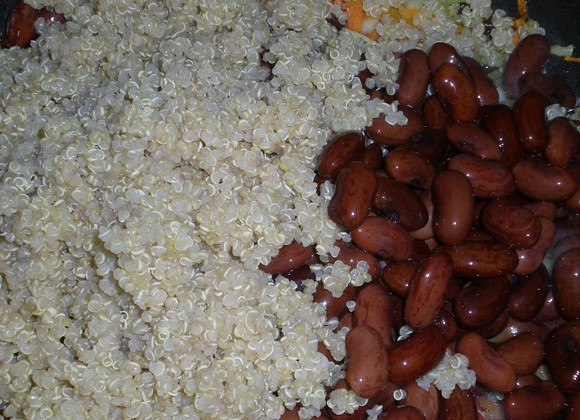 1. Этап. Киноа с овощами: Затем добавьте к овощам готовую фасоль и киноа. Перемешайте и добавьте еще порезанные вяленые помидоры.