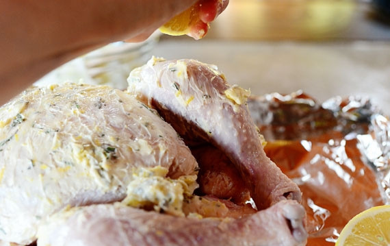 1. Этап. Курица, запеченная с лимоном и розмарином: Сбрызгиваем курицу соком одного лимона.