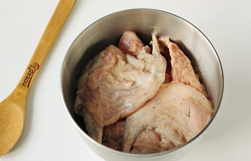 1. Этап. Кролик в соевом соусе в духовке: Все тщательно перемешайте и оставьте кролика мариноваться на несколько часов. Я оставляю всегда на ночь. Периодически мясо необходимо перемешивать.