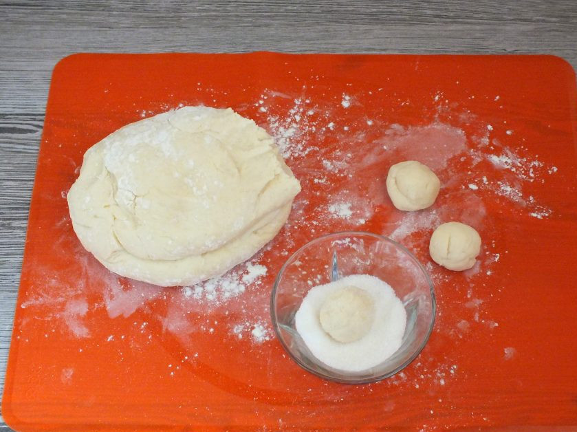 1. Этап. Печенье из творога со сгущенкой: Каждую заготовку обваляйте в сахаре.