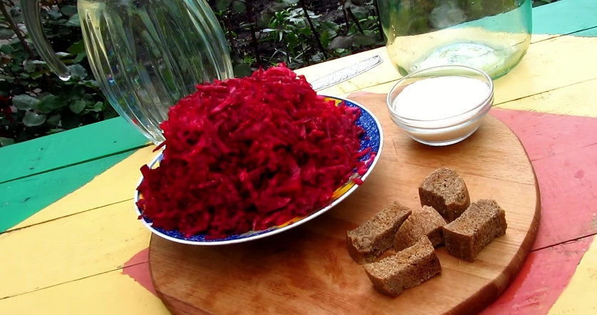 1. Этап. Квас из красной свеклы: Возьмите свеклу, вымойте ее и очистите от кожуры. Натрите свеклу на крупной терке. Лучше использовать небольшие корнеплоды, они более сладкие и нежные.