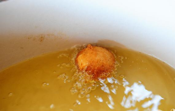 1. Этап. Жареные яблоки в тесте: 6. Ложкой выложить тесто в горячее масло, 6-8 штук за раз. Жарить, переворачивая время от времени, до золотисто-коричневого цвета, от 2 до 2 1/2 всего минут.