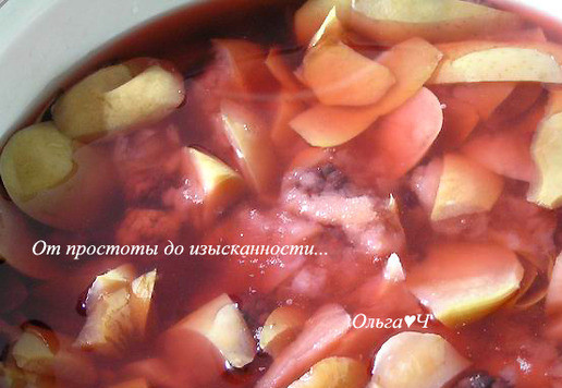 1. Этап. Кисель из яблок и ежевики: Доведите до кипения, варите 10-15 минут, снимите с огня и дайте настояться.