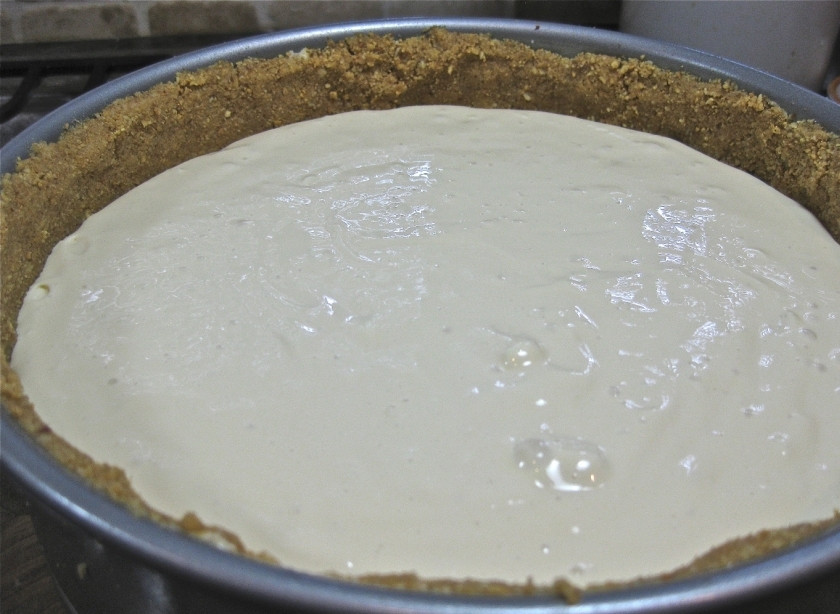 1. Этап. Ирландский чизкейк: Вылить готовую массу в форму для запекания с готовым основанием. Должно остаться достаточно место до края, чтобы после выпекания наполнить его кремом (о котором ниже). Выпекайте в ирландский чизкейк в разогретой на 160 градусов духовке 20 минут.