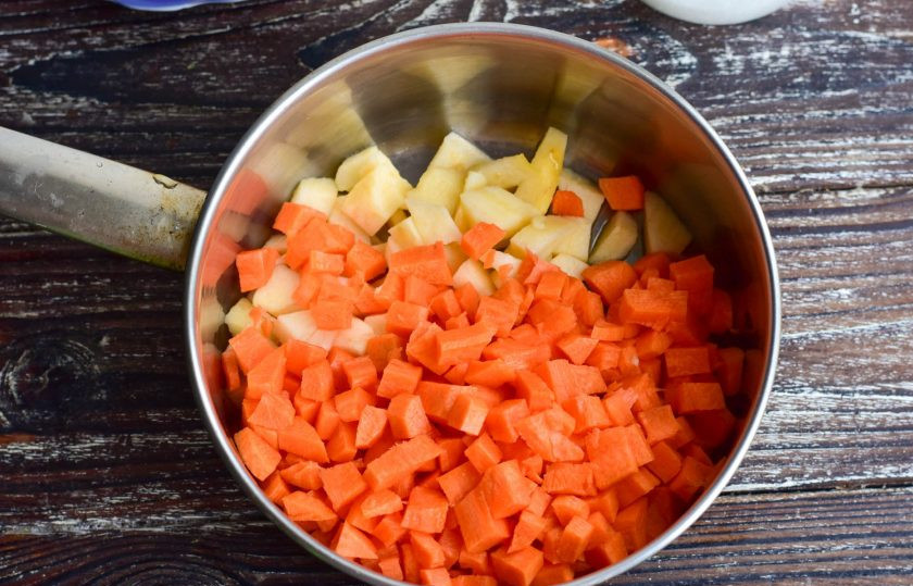 1. Этап. Варенье из моркови и яблок: Выложите яблоки и морковь в ковш или кастрюлю.