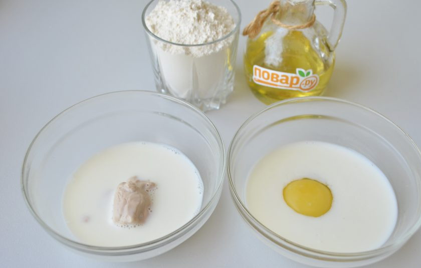 1. Этап. Кекс с маком и сливами: 2. Молоко для теста подогрейте до 40 градусов. Разделите на две пиалочки. В одну положите большую часть сахара для теста и яйцо, вилочкой взболтайте. Во вторую пиалочку положите ложку сахара, дрожжи, растворите. Добавьте ложку-две муки и оставьте в тепле на 20 минут, чтобы образовалась 