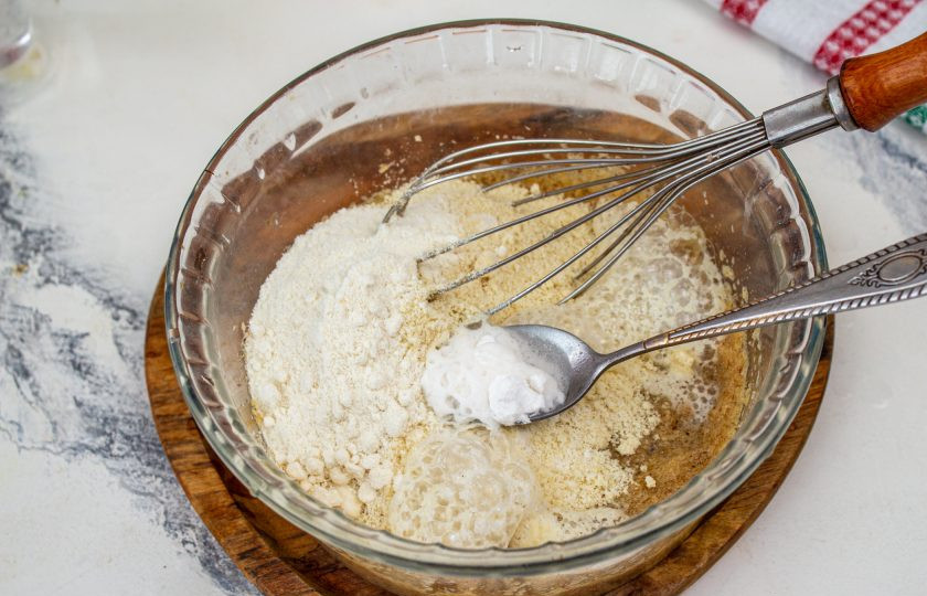 1. Этап. Хлеб с псиллиумом без глютена: Всыпьте миндальную и кокосовую муку. Добавьте соду и яблочный уксус.