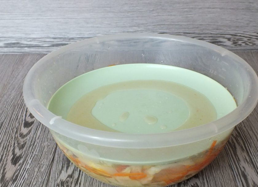 1. Этап. Капуста Провансаль с виноградом и яблоками: Залейте горячим маринадом подготовленную капусту. Накройте, поставьте гнет и уберите на 2 суток в холодное место.