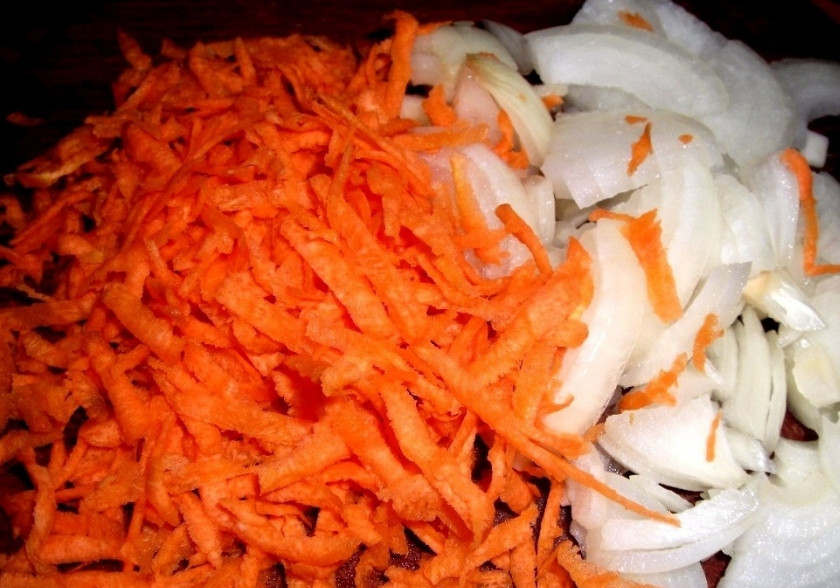 1. Этап. Суп из кильки: 4. А тем временем обжариваем лук и морковь на растительном масле до готовности.