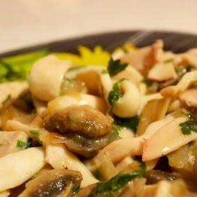 Кальмары, тушенные с шампиньонами