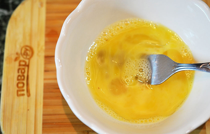 1. Этап. Сырный хлеб с маслинами и помидорами черри: Яйца взбейте вилкой, добавьте оливковое масло. Взбейте.