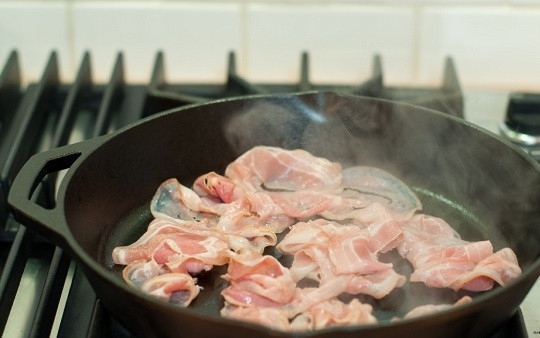 1. Этап. Макаронная запеканка с моцареллой: 2. Первым делом отправьте в кипящую подсоленную воду макароны и отварите их 5 минут. Затем откиньте на дуршлаг. Тем временем не сухую сковороду выложить бекон (это может быть также ветчина, колбаски, панчетта).