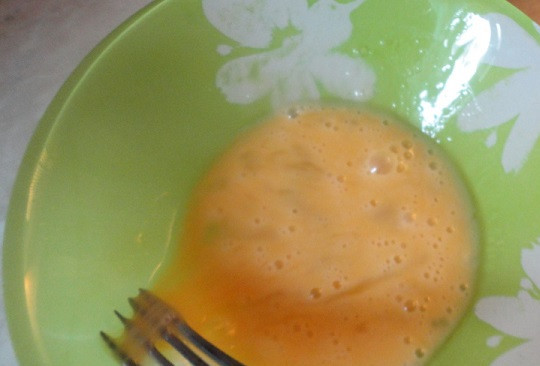 1. Этап. Отбивные из куриных сердечек: 6. В небольшой мисочке взбить яйца, добавив щепотку соли.