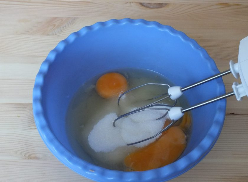 1. Этап. Торт Семистаканник: В отдельной посуде взбейте яйца с сахаром в пышную пену.