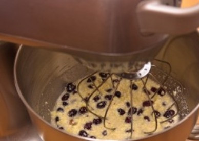 1. Этап. Кекс на ряженке: Добавляем изюм, или сушеные ягоды, или порубленный кусочками шоколад. Перемешиваем.