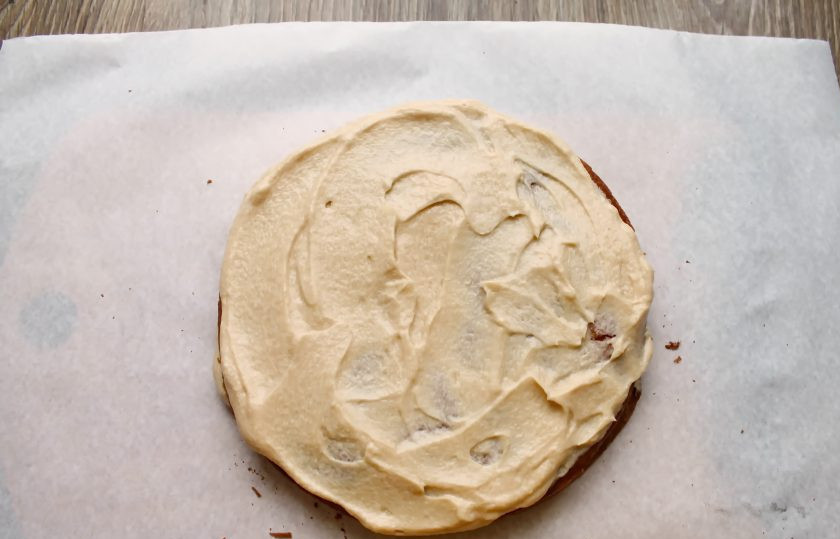 1. Этап. Польский медовик: Соберите торт, промазывая и складывая коржи друг на друга.