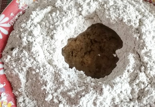 1. Этап. Формовой хлеб с сушёным луком: Сделать углубление и влить растительное масло. Смешать.