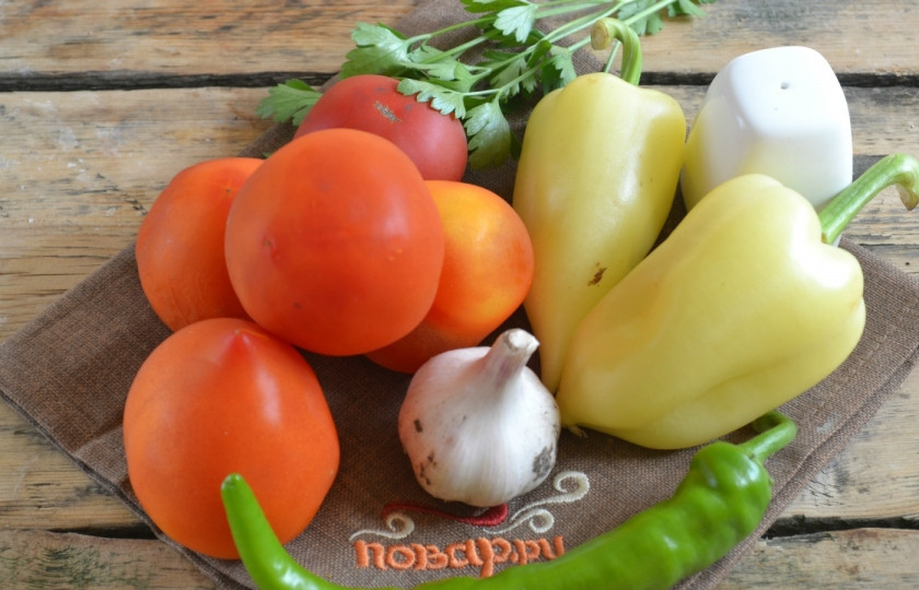 1. Этап. Аджика с хреном сырая: Подготовьте необходимые ингредиенты.