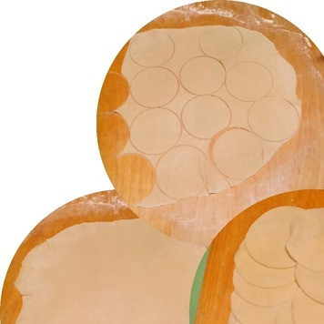 1. Этап. Пельмени рыбные из горбуши: Тесто раскатать в тонкий пласт (чем тоньше, тем лучше) и стаканом или металлической формой вырезать одинаковые кружочки.