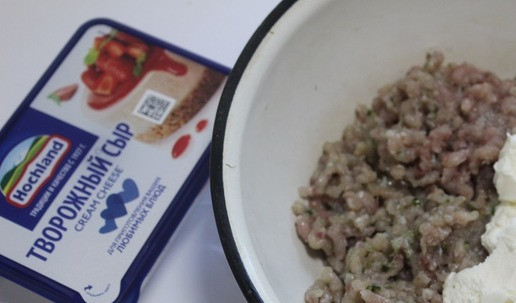 1. Этап. Рыбные зразы: Добавить творожный сыр, выдавить чеснок, добавить соль и перец по вкусу.