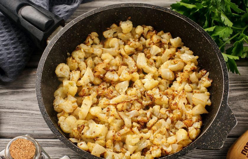 1. Этап. Запеканка из цветной капусты на сковороде: Обжарьте на среднем огне, периодически помешивая, до лёгкого зарумянивания или до желаемой степени готовности.