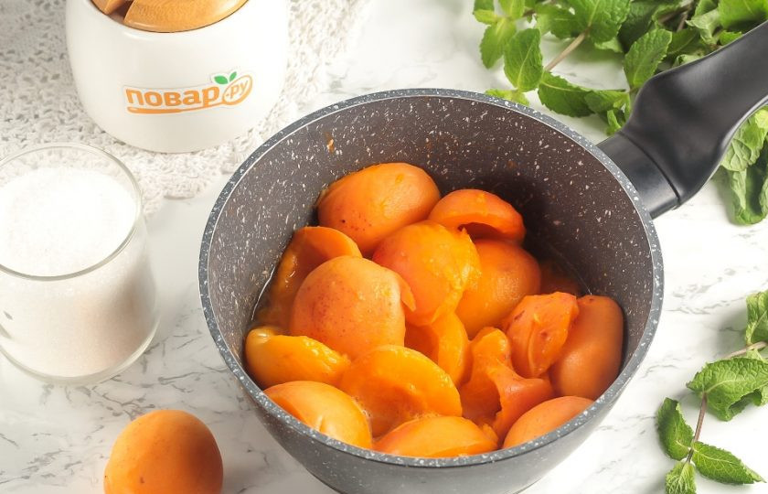 1. Этап. Силт из абрикосов: Томите примерно 10-12 минут до тех пор, пока фрукты не выделят сок и не станут мягкими, но будут держать свою форму.