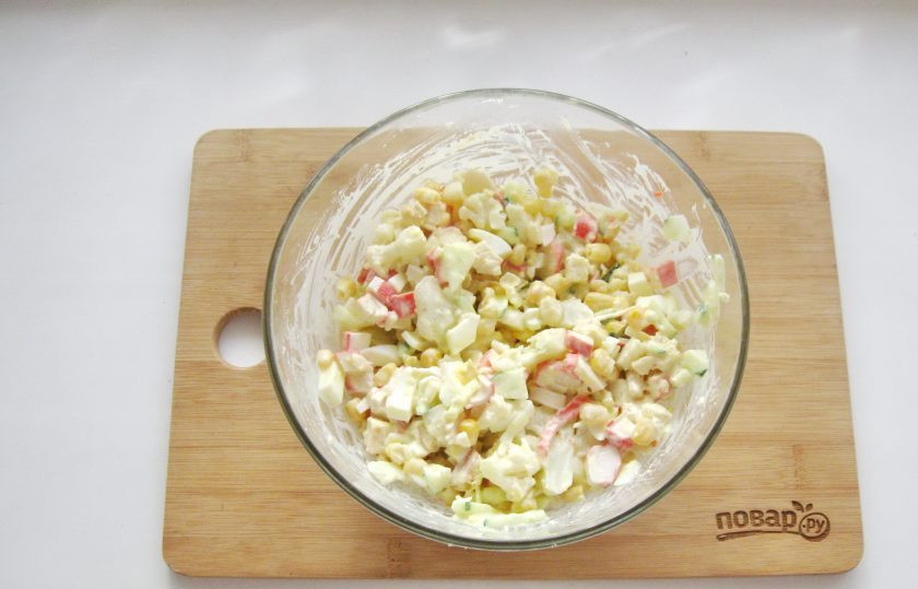 1. Этап. Салат из цветной капусты с крабовыми палочками: Перемешайте все ингредиенты салата.