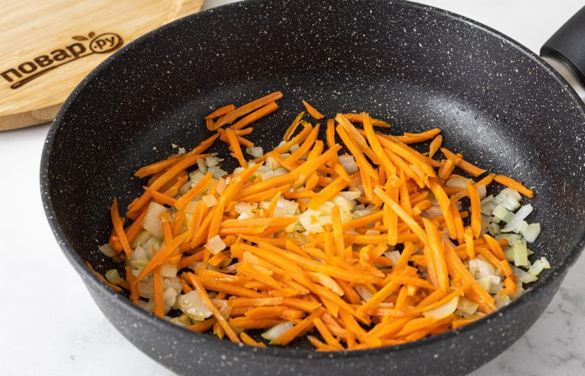 1. Этап. Капуста с баклажанами: Параллельно нарежьте кубиками репчатый лук, а морковь натрите на терке. Обжарьте с растительным маслом в начале лук до мягкости, после добавьте морковь и готовьте до легкого золотистого цвета.