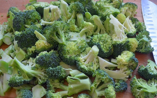 1. Этап. Крем-суп с брокколи и сыром: 2. А брокколи разделите на соцветия.