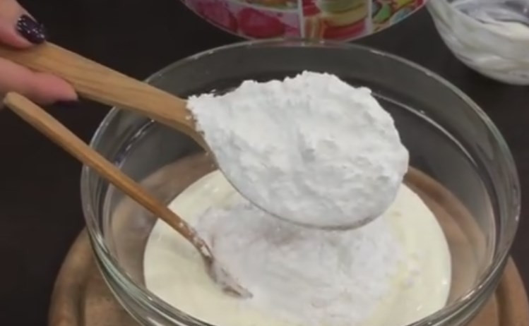 1. Этап. Простой торт со сметаной: 6. Для крема лучше взять жирную сметану. Добавьте в нее сахарную пудру, перемешайте. Накройте миску пленкой и поставьте в холодильник.