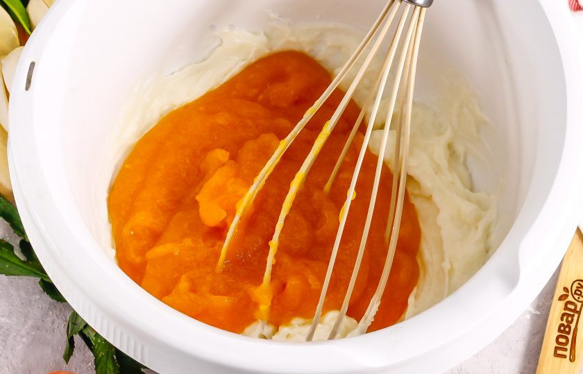 1. Этап. Муссовый торт Персик: Остудите персиковое пюре. Взбейте охлажденные сливки и добавьте к ним персиковое пюре. С этого момента вам нужно делать все очень быстро, так как мусс будет быстро застывать!