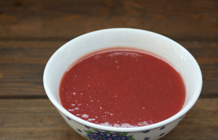 1. Этап. Кисель из варенья и крахмала: Подготовьте варенье. Лучше брать варенье без косточек. Например, варенье из крыжовника или клубники лучше перетереть на сито, чтоб удалить косточки.