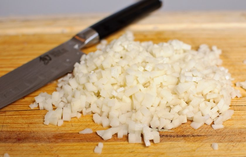 1. Этап. Настоящие манты: Картошку почистите и также нарежьте мелким кубиком. Добавьте к фаршу.