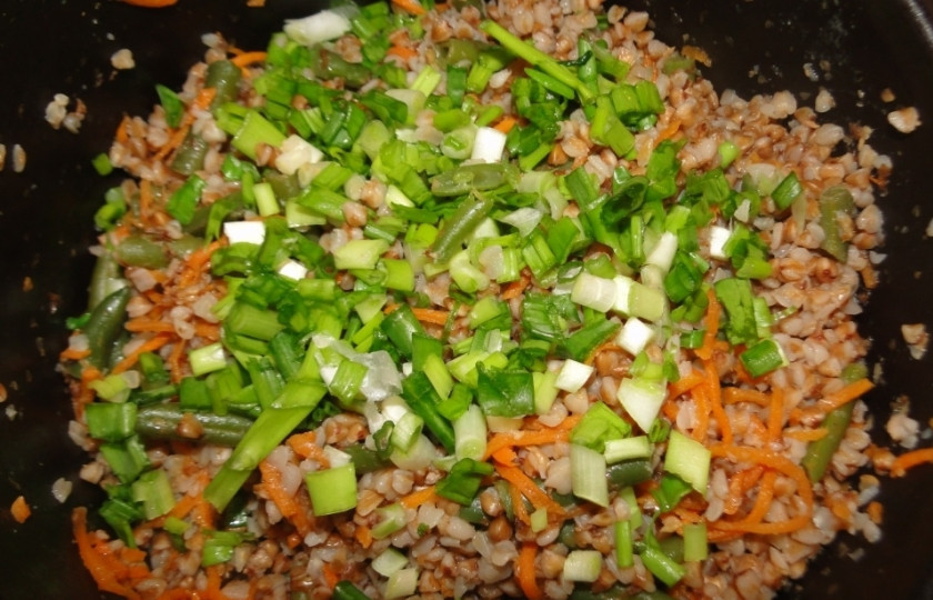 1. Этап. Гречка, тушенная с овощами: Когда и каша, и овощи будут готовы, добавьте специй по вкусу и зеленый лук, мелко порезанный. Перемешайте, выключите огонь. Можете подавать, добавив немного растительного масла.