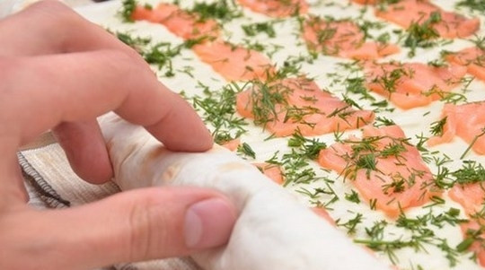 1. Этап. Лаваш с сыром, и семгой, и зеленью: 6. Сворачиваю в плотный рулет, тогда и резать будет удобнее. Оборачиваю лаваш пленкой и отправляю его на 1 час в холодильник.