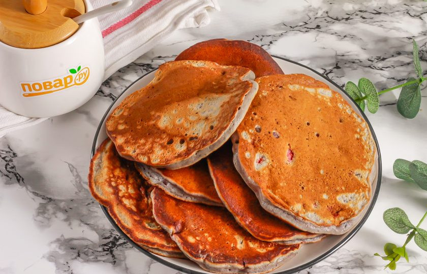 1. Этап. Панкейки с ягодами: Таким образом испеките и остальные ягодные панкейки.