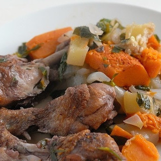 Курица, тушенная в вине